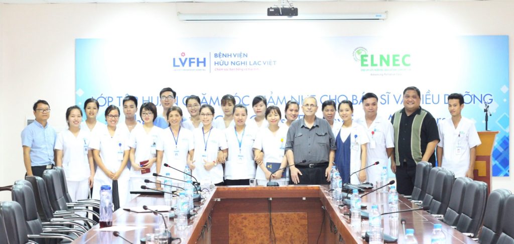 Tiến sỹ Roger A.Strong và bác sĩ Gilbert Naco tham gia tập huấn chăm sóc giảm nhẹ tại Bệnh viện Hữu nghị Lạc Việt
